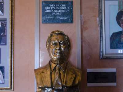 Ci accoglie in una stanza dove sono presenti oltre a diverse fotografie di famiglia, anche un busto in oro che lo raffigura